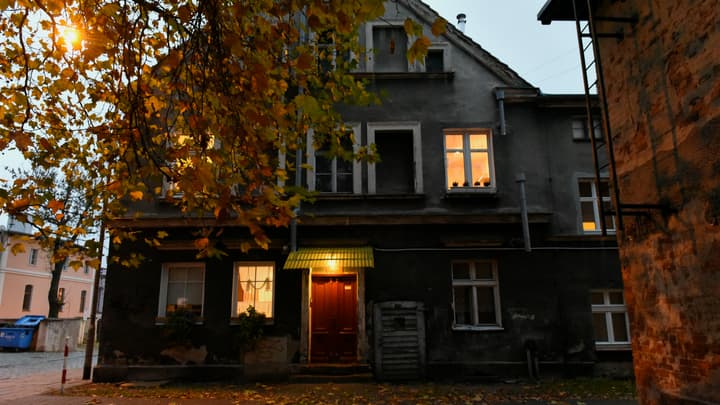 Dom jednorodzinny o zachodzie słońca