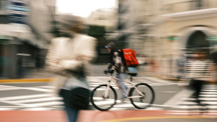 Potrącenie pieszego przez rowerzystę