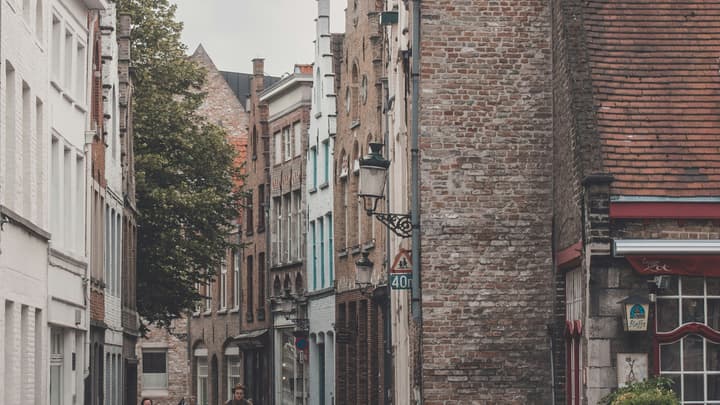 Jak wyrobić kartę EKUZ do Belgii? Co obejmuje?
