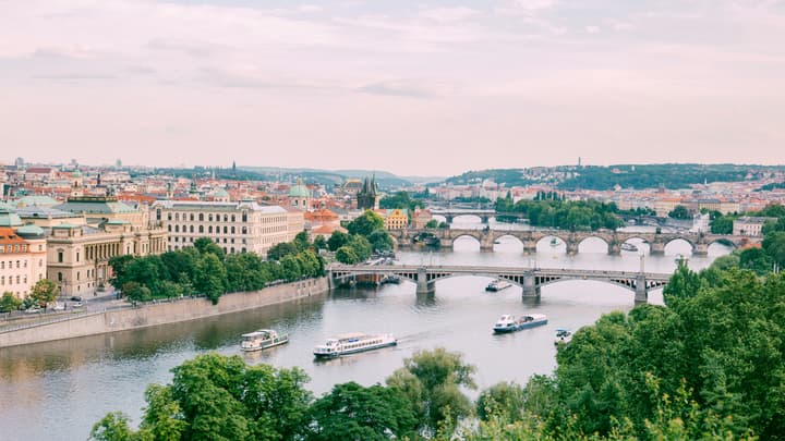 Jak wyrobić kartę EKUZ do Czech? Co obejmuje?