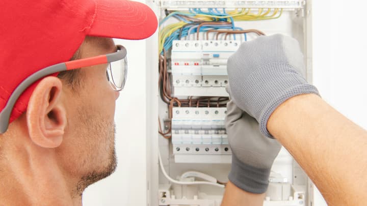 Badania dla elektryków - specjalistyczne wymagania i certyfikacja