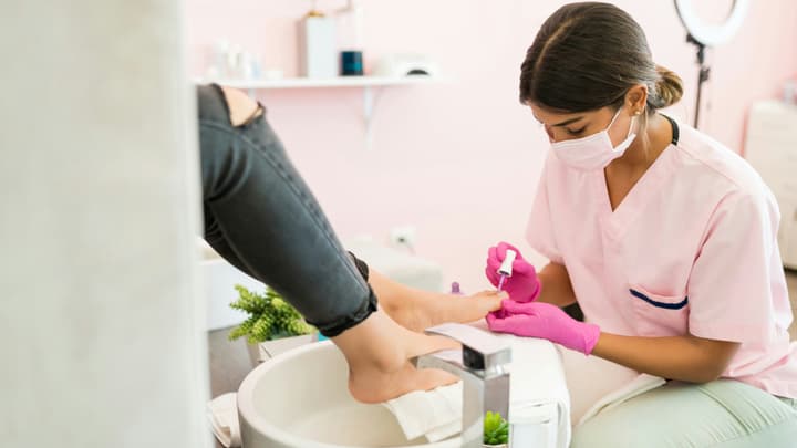 Medycyna pracy w branży kosmetycznej - zagrożenia i wymogi sanitarne