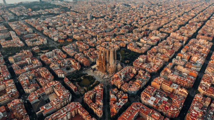 ZBE Barcelona 2026 — strefa niskiej emisji, etykieta DGT i rejestracja polskiego auta