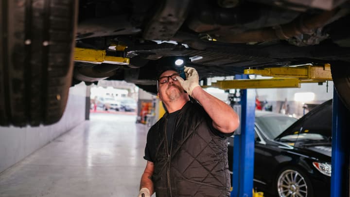 Jazda samochodem bez ważnego przeglądu – jaka kara grozi kierowcy?