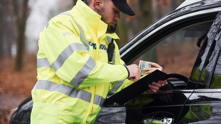 Ile wynosi mandat za spowodowanie kolizji 2022?