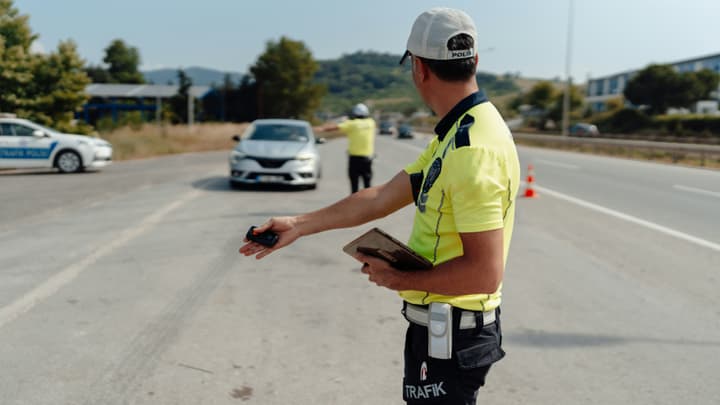 Policjant kierujący ruchem – zasady. Jak odczytać gesty funkcjonariusza?