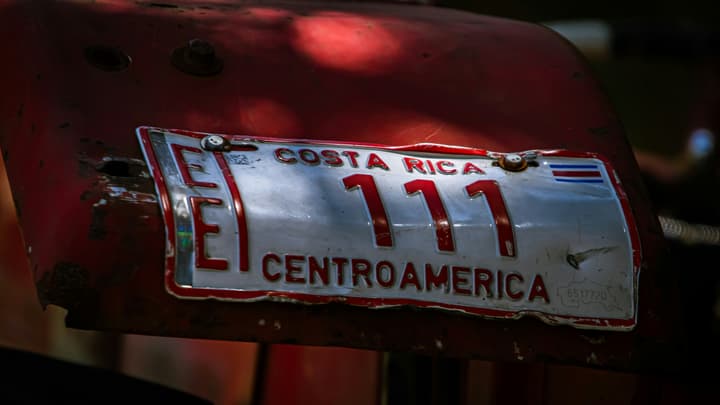 Czerwone tablice rejestracyjne – co oznaczają i w jakich krajach są używane?