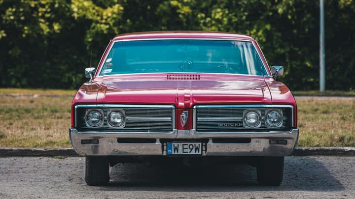 Małe tablice rejestracyjne – kto może je mieć i jak je dostać?