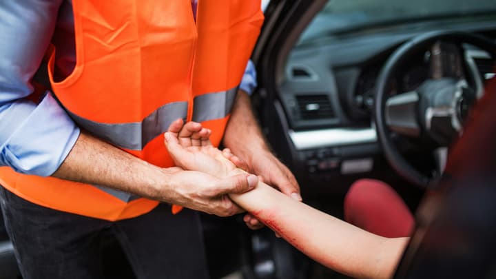 Komunikacyjne ubezpieczenie NNW – co obejmuje i czy warto je kupić?