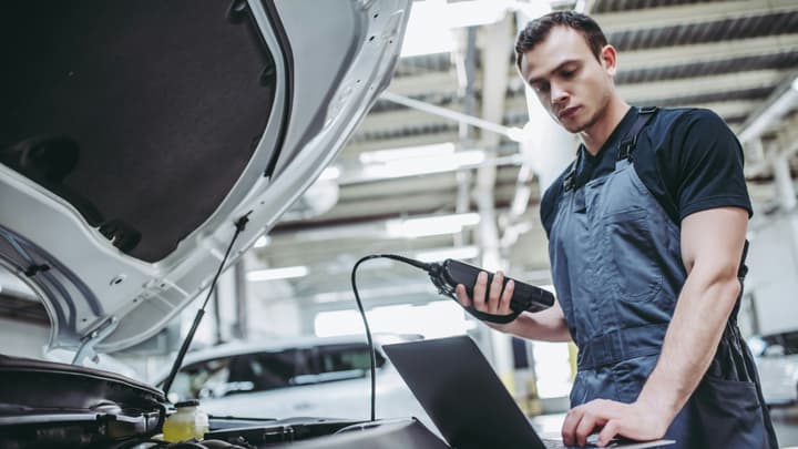 Wariant serwisowy AC – co to jest i na czym polega?