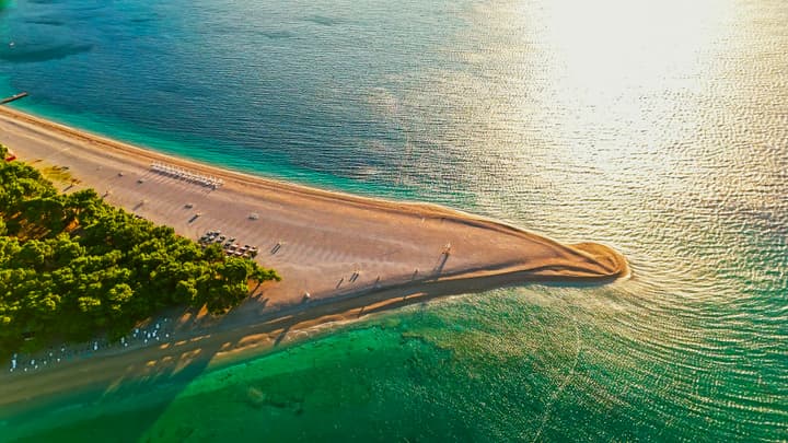 Brač — kompletny przewodnik po wyspie Złotego Rogu i białego kamienia (2026)