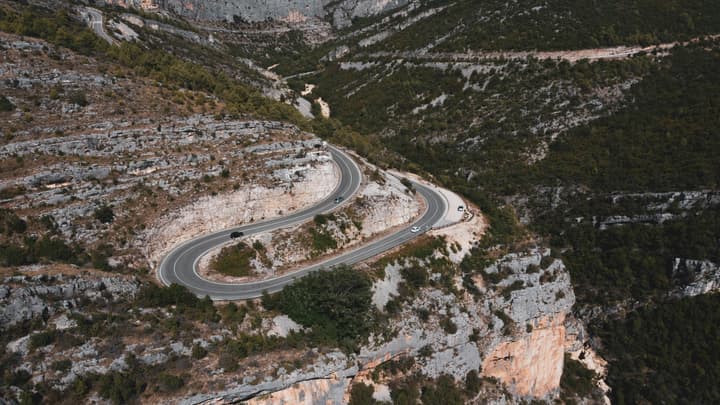 Jak dojechać do Chorwacji w 2026 — samolot, pociąg, autobus czy auto?