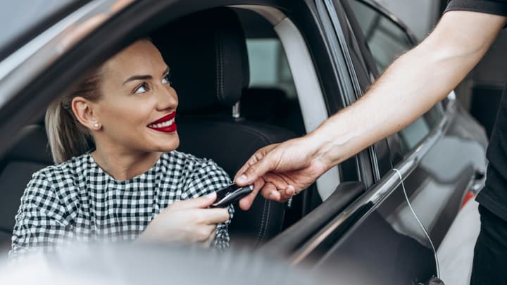 Wynajem samochodu w Chorwacji 2026 — ceny, dokumenty, CDW i pułapki