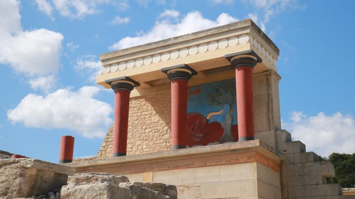 Pałac Knossos — labirynt Minotaura na Krecie. Kompletny przewodnik 2026