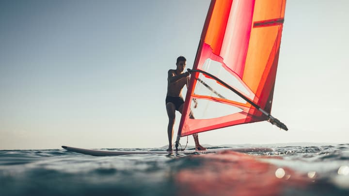 Ubezpieczenie na windsurfing - ile kosztuje? Przed czym chroni?