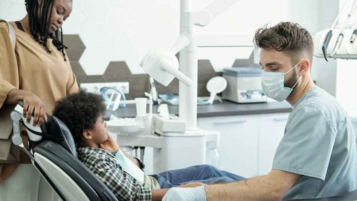 Jak przebiega refundacja kosztów leczenia zagranicznego w polisach turystycznych?